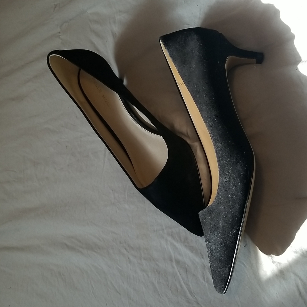 Pelle Moda suede pump/like new